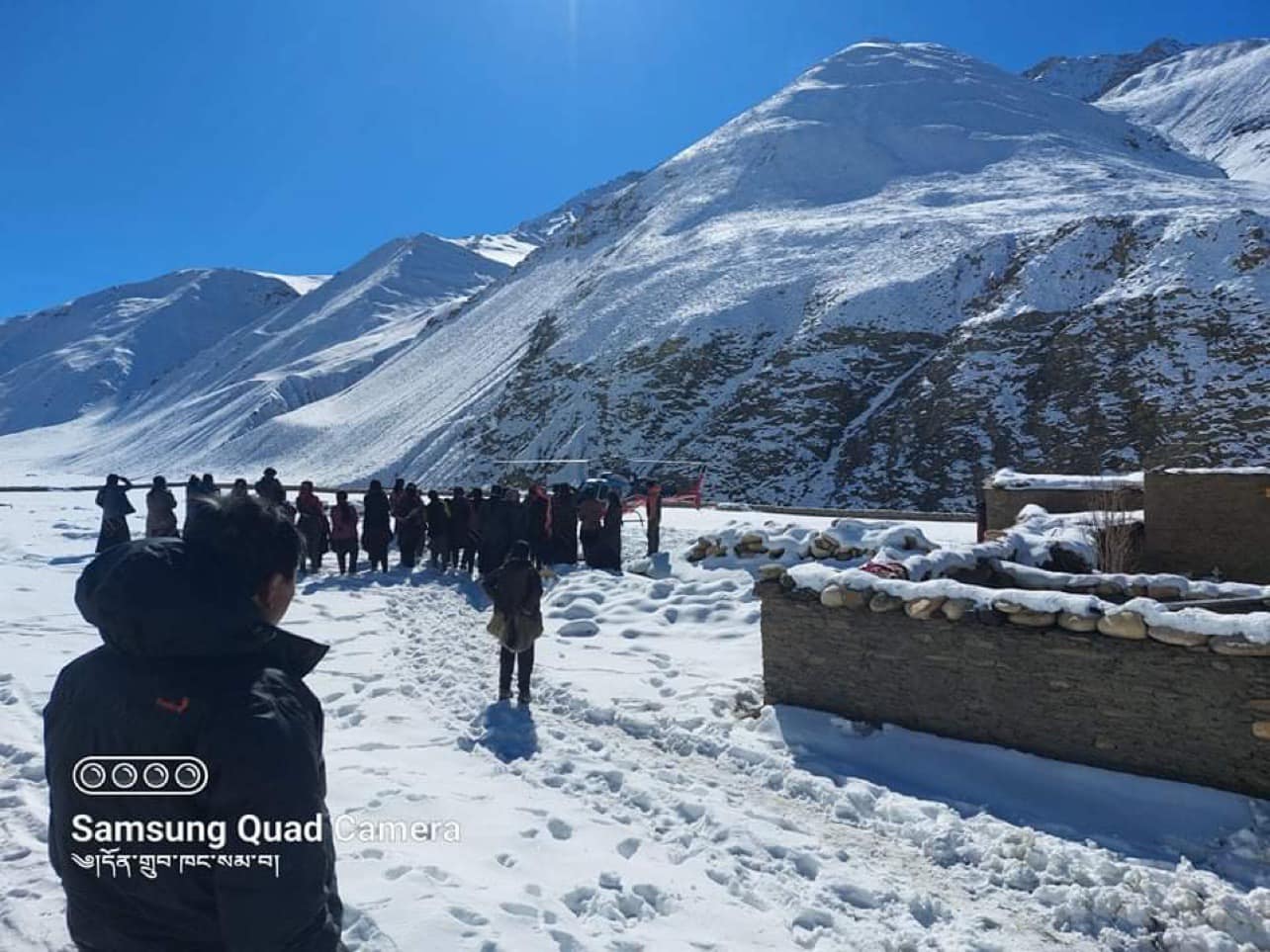 हिउँले सडक अवरुद्ध, हेलिकाेप्टरमार्फत सुत्केरीको उद्धार  