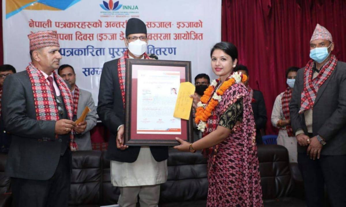 पत्रकार गौतमलाई इञ्जा सामुदायिक पत्रकारिता पुरस्कार प्रदान