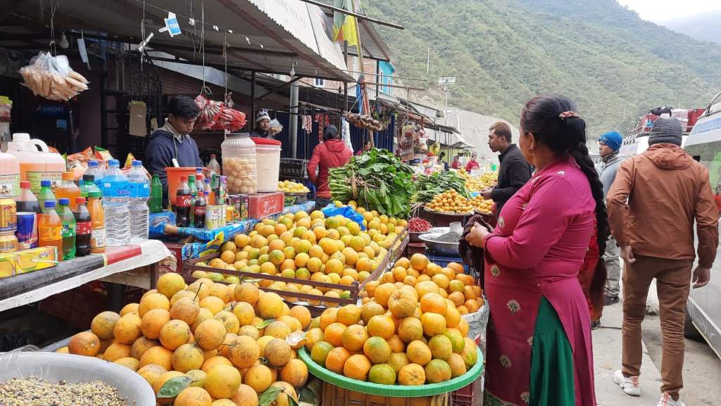 सिन्धुलीको जुनार, सडकमै व्यापार