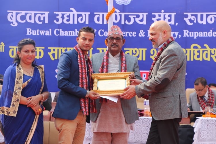 पूर्व अध्यक्ष श्रेष्ठ, पत्रकार ज्ञवाली तथा ६ उद्योगी व्यवसायीलाई बुटवल उवासंघको सम्मान