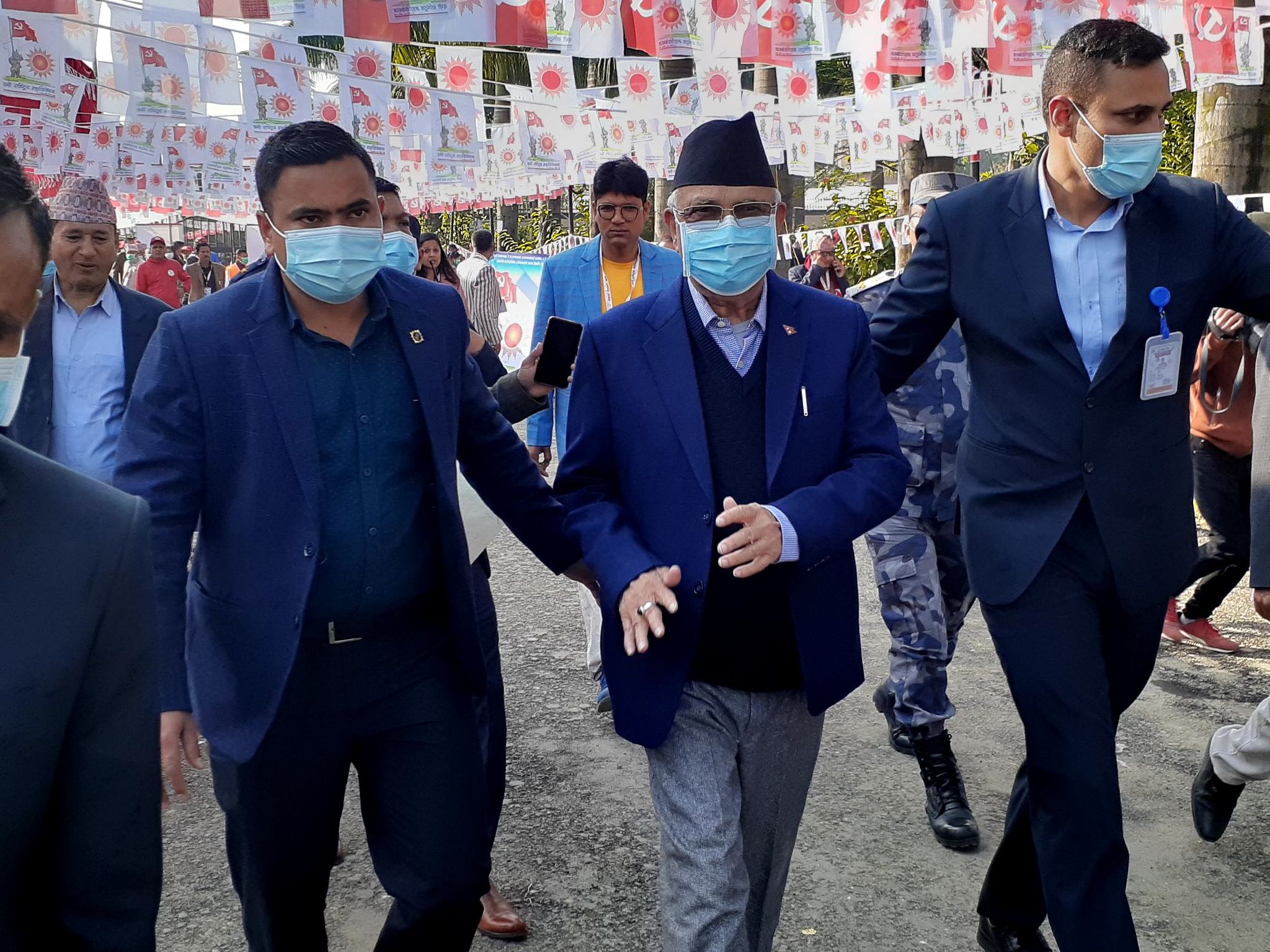 एमाले अध्यक्षमा भारी मतले ओली विजयी : ओलीको पक्षमा १८०८ मत, रावलले पाए २१३ मत 