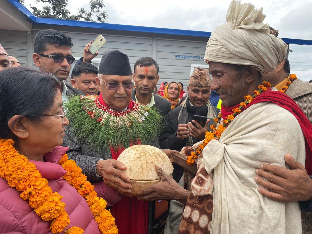 अध्यक्ष ओलीलाई राउटेका मुखियाले दिए ‘कोसी’ उपहार