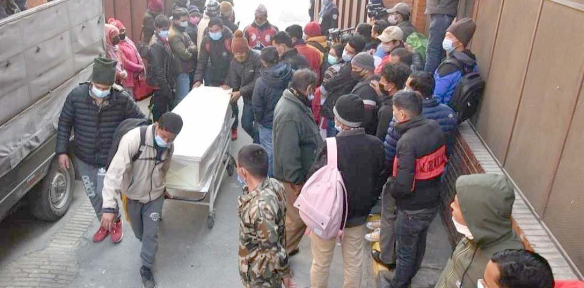 १७ जनाको शव नेपाल ल्याइयो ; कसरी आँसु थामिन्थ्यो र ! 
