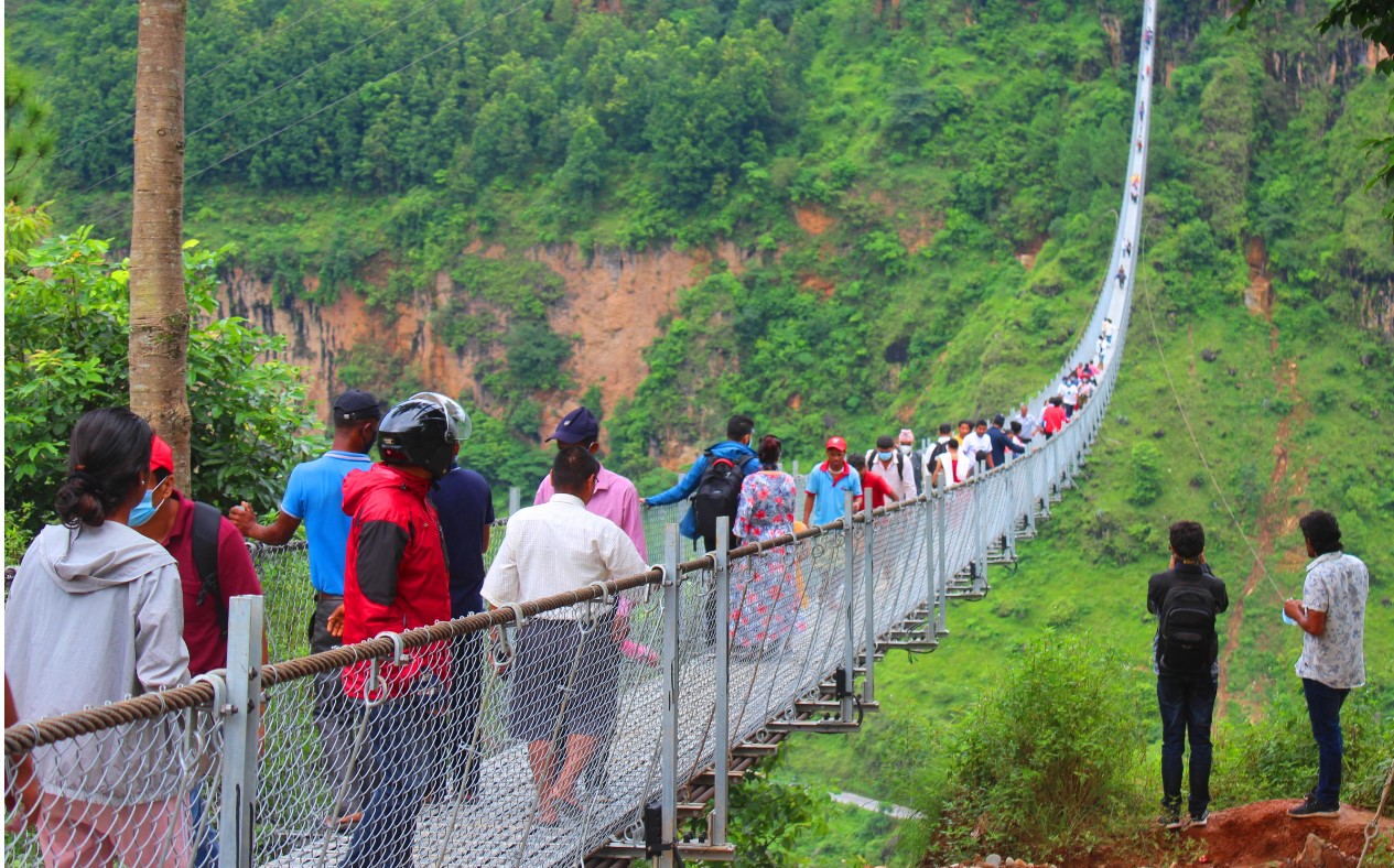 नेपालकै लामो झोलुङ्गे पुलमा बढ्यो आन्तरिक पर्यटकको चहलपहल