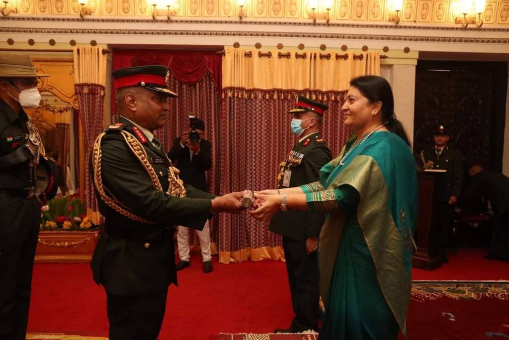 भारतीय स्थल सेनाध्यक्ष पाण्डेलाई नेपाली सेनाको मानार्थ महारथीको दर्ज्यानी चिन्ह र खड्ग प्रदान