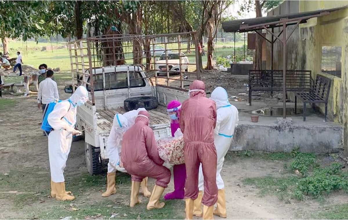 सङ्क्रमितको शव व्यवस्थापनमा जुट्दै स्काउटकी शिवानी