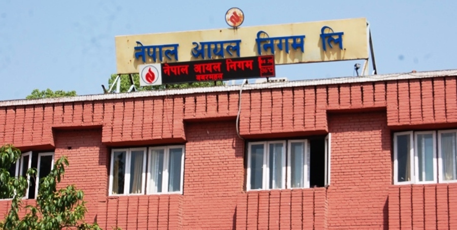 ‘घाटा थेग्नै नसक्ने’ अवस्थामा पुगेपछि पेट्रोलियम पदार्थको मूल्य बढाउँदै निगम 