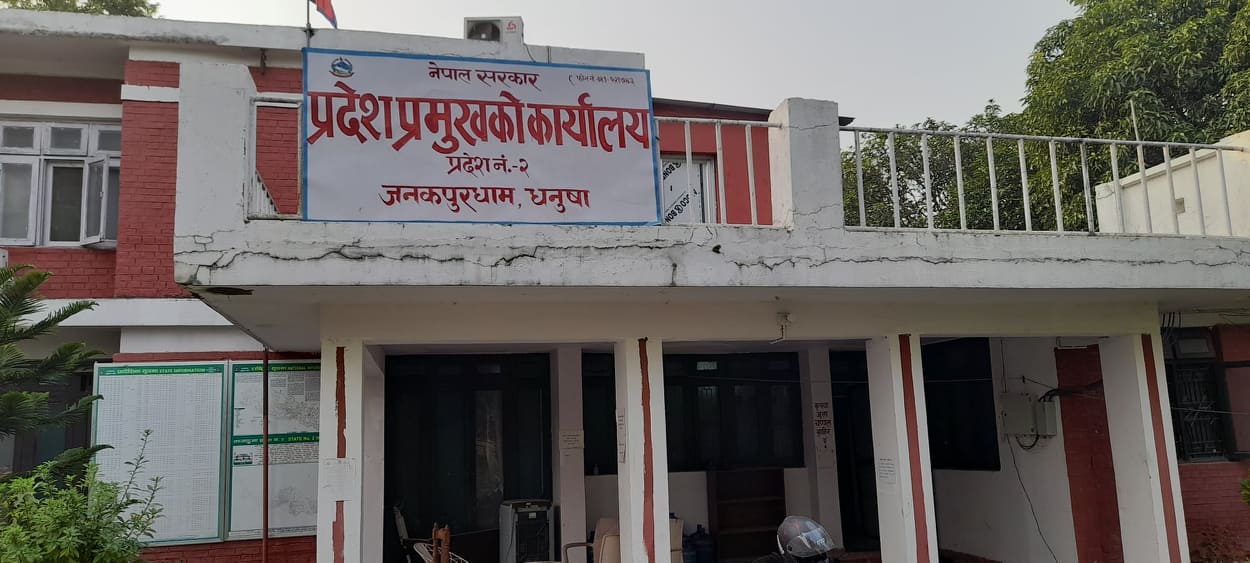 श्रीमतीलाई उपचार खर्च पाँच लाख लिएका प्रदेश प्रमुख मिश्रले गरे आर्थिक सहयोग फिर्ता 