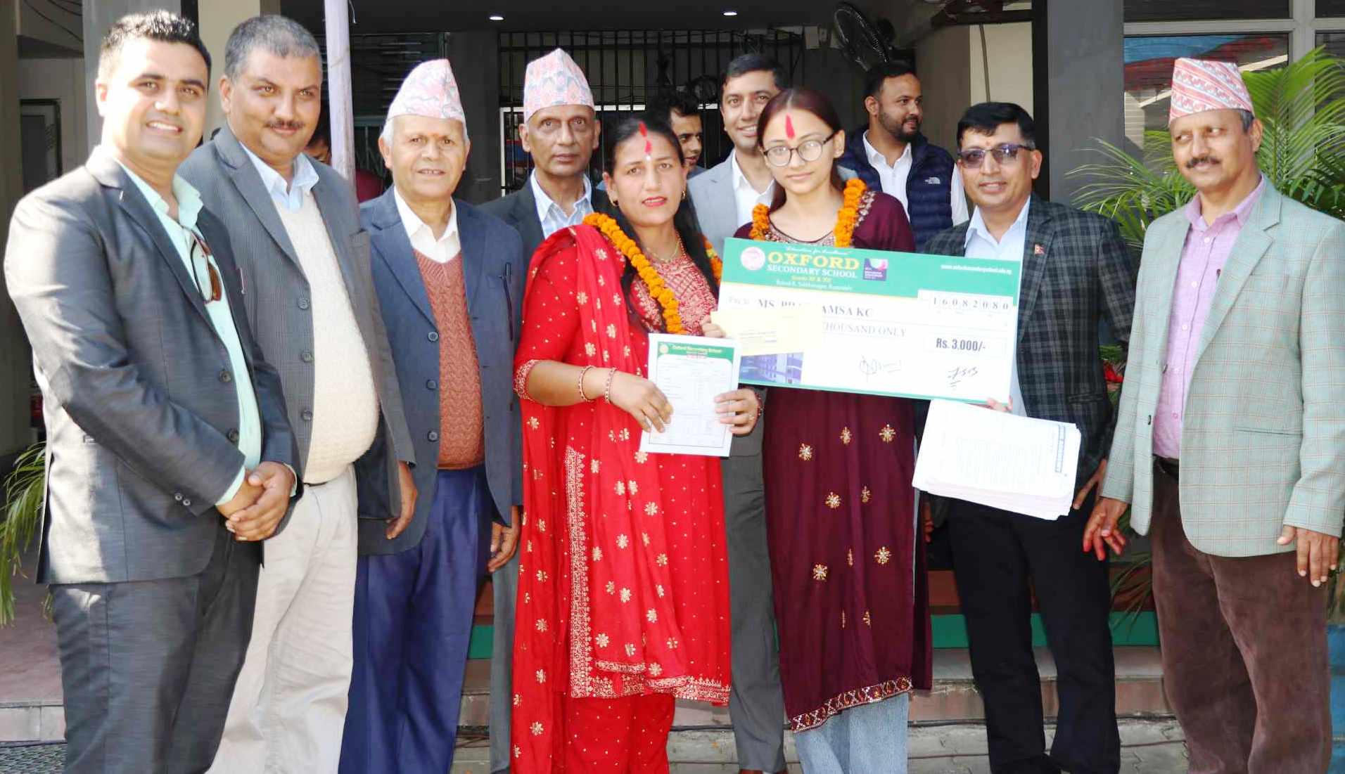 अक्सफोर्डद्धारा उत्कृष्ट विद्यार्थीलाई नगद सहित सम्मान