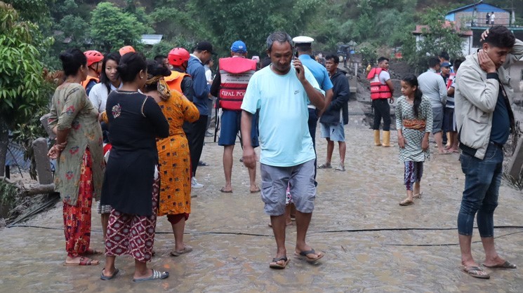 पाँचथरमा बाढीले बगाउँदा छ जना बेपत्ता