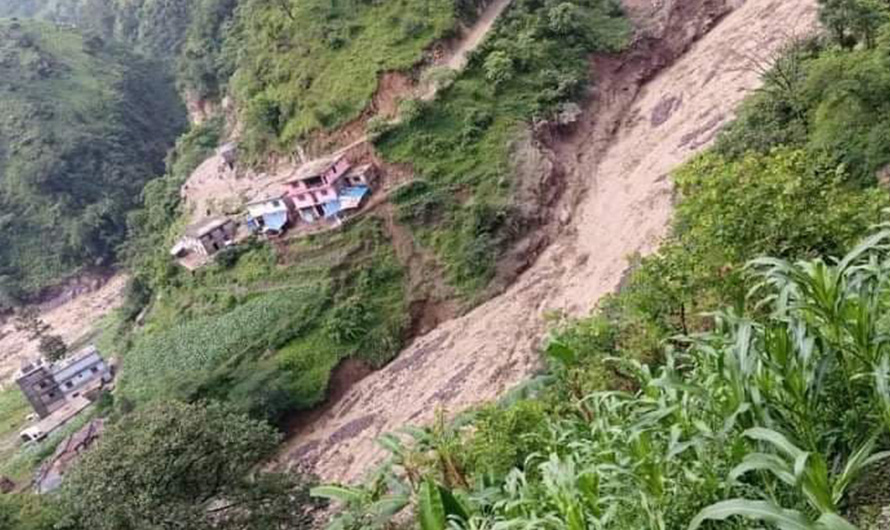 नवलपरासीको हुप्सेकोटमा पहिरोमा परी तीन जना बेपत्ता