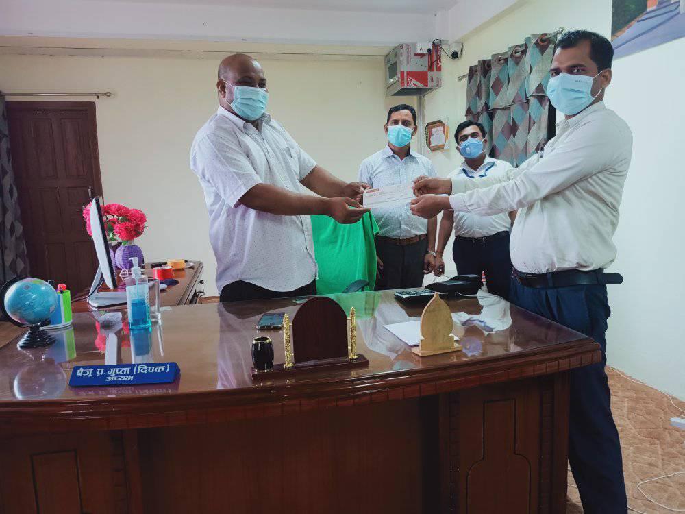 पाल्हीनन्दनका अध्यक्षद्वारा आफूले पाएको सुविधावापतको रकमबाट कर्मचारीलाई पुरस्कृत