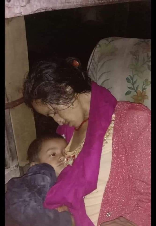 सामाजिक सञ्जालमा भाइरल तस्वीर: रोएको बच्चा फकाउन मृत आमाको काखमा !