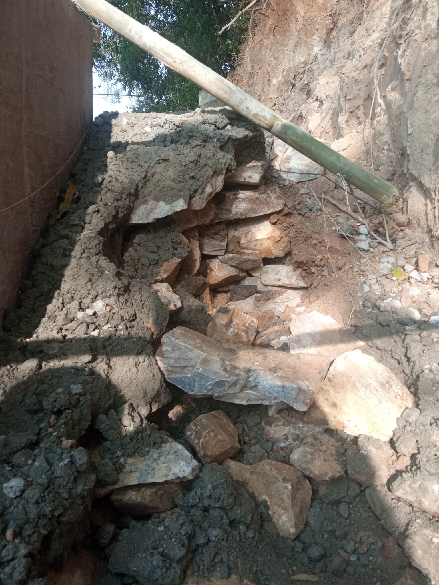 निर्माण सकिएकाे केही दिनमै जिर्ण बनेकाे ताथलीको पर्खाल