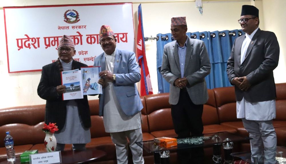 लुम्विनी प्रदेशको निर्वाचन प्रतिवेदन प्रदेश प्रमुखसमक्ष पेश