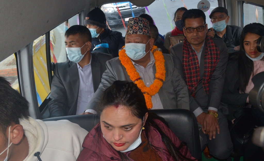जब मन्त्री प्रेम आले नै माइक्रोबसमा कोचिएर यात्रा गरे 