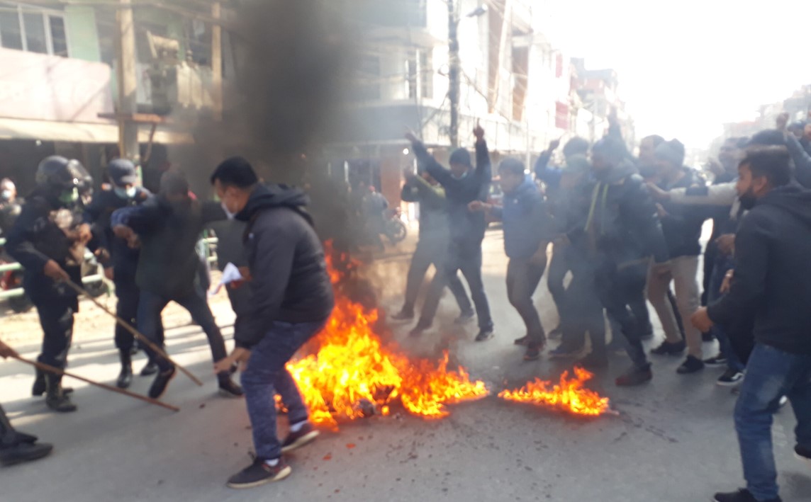 नेकपा निकट विद्यार्थीहरुले पोखरामा प्रधानमन्त्रीको पुत्ला जलाए