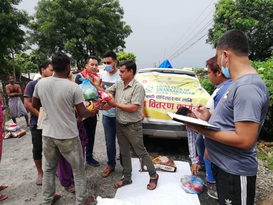 लायन्स शंकरनगरद्वारा बाढीपीडितलाई राहत वितरण