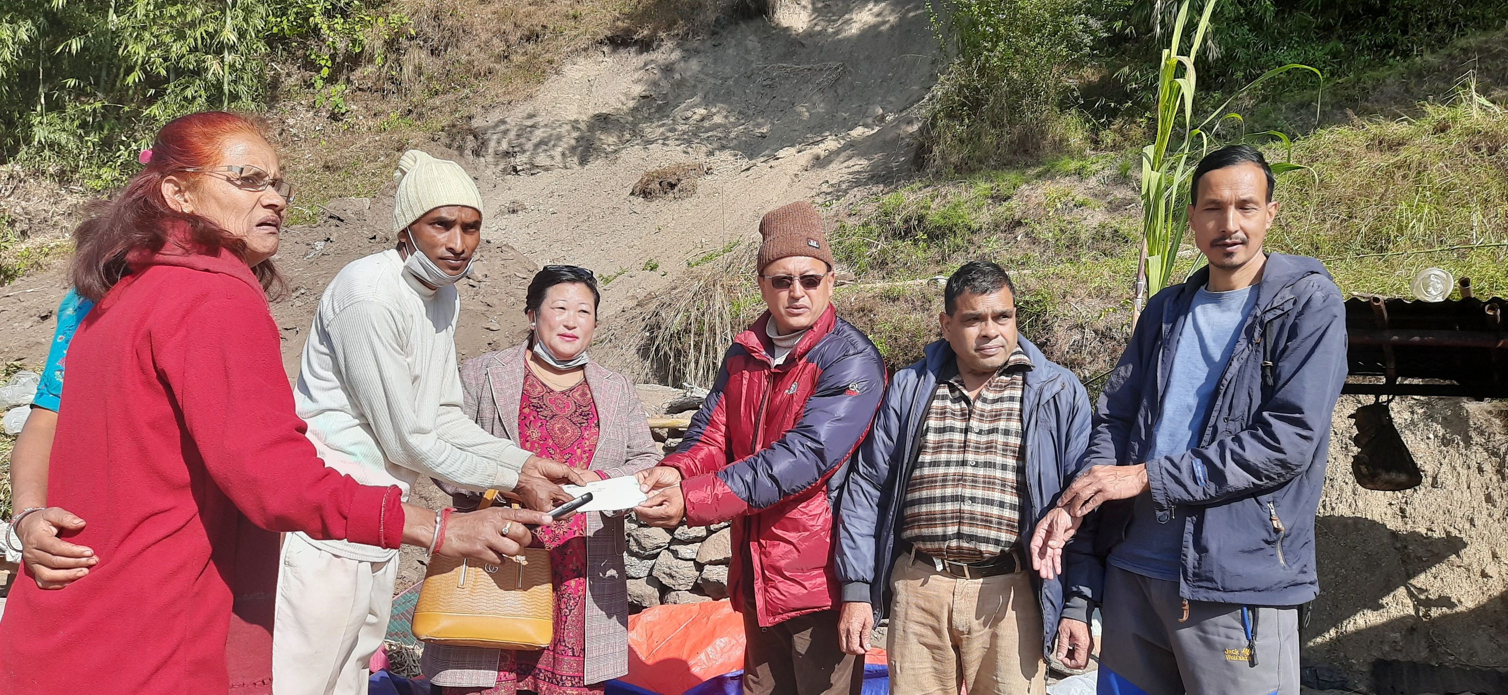 गाउँपालिकाले दियो पहिरोमा परेर ज्यान गुमाएको परिवारलाई थप रकम