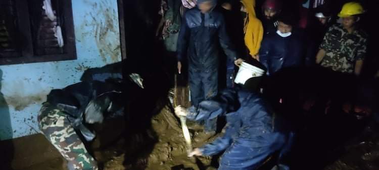 गुल्मीमा पहिरोले पुर्दा एकै परिवारका ३ जनाको मृत्यु