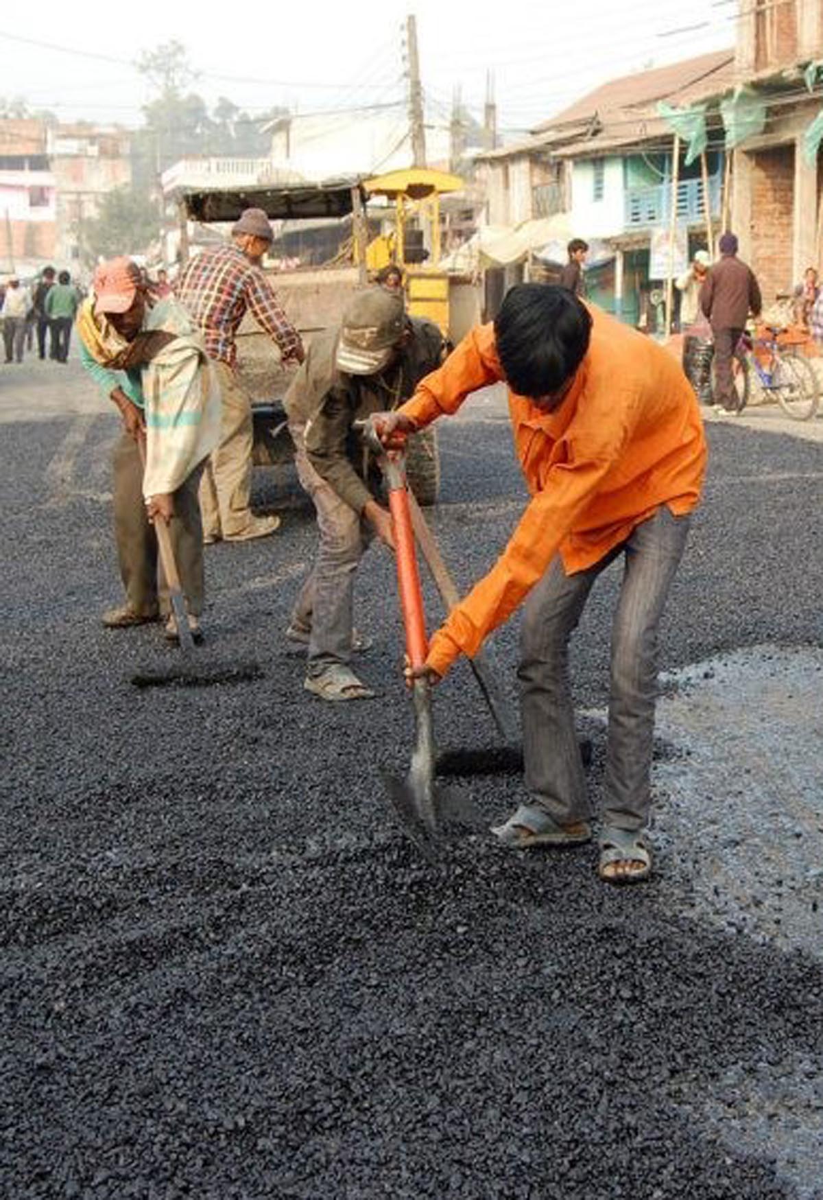 सडक मर्मतका लागी यातायात सेवा बन्द