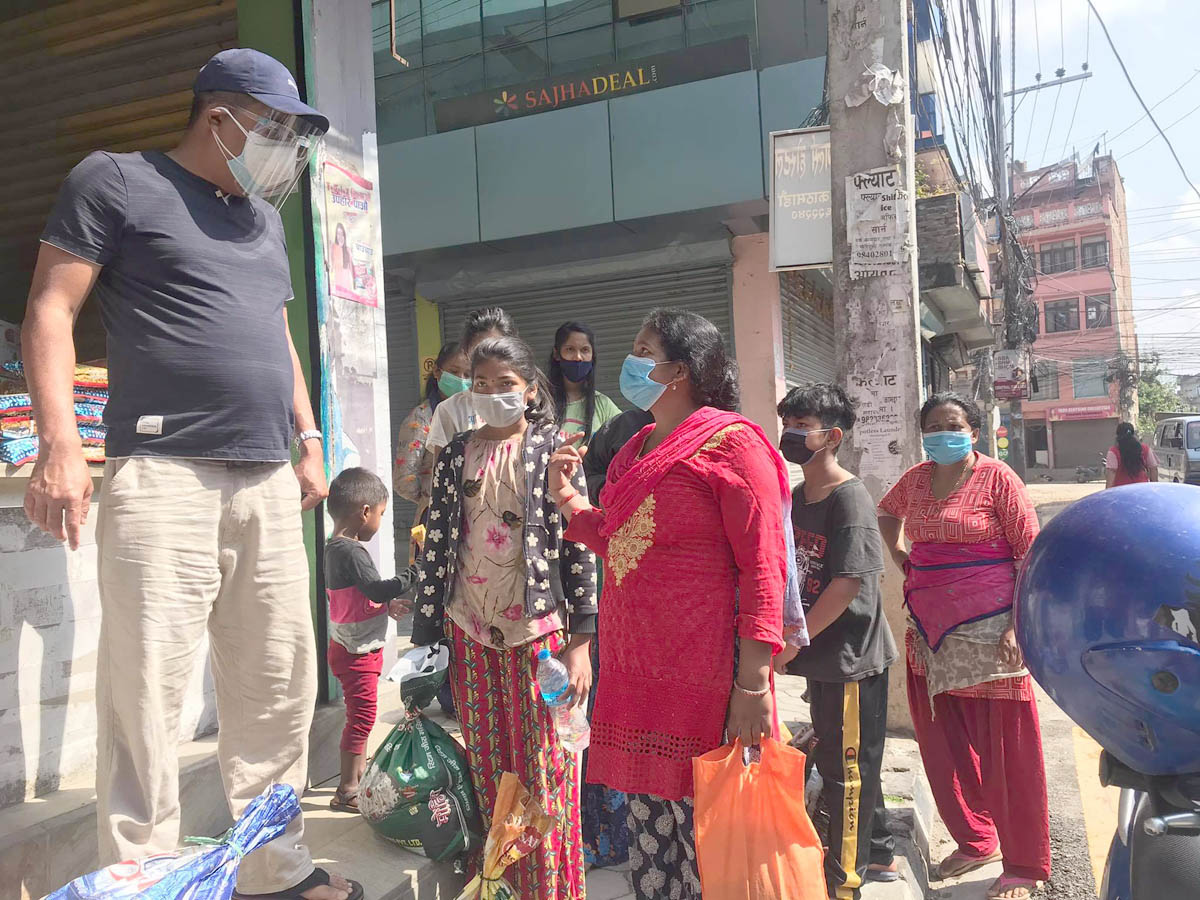 सङ्कटका बेला मजदुर र विपन्नको छाक टार्दै क्याप्टेन श्रेष्ठ