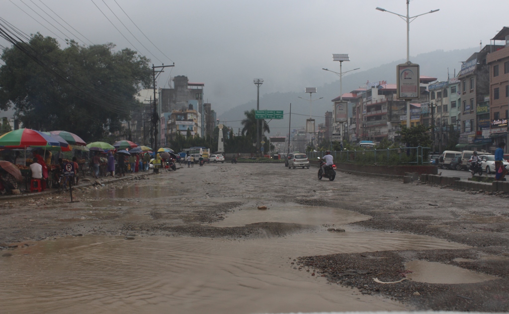 समयमै निर्माण नहुँदा बुटवलको सडक अस्तव्यस्त
