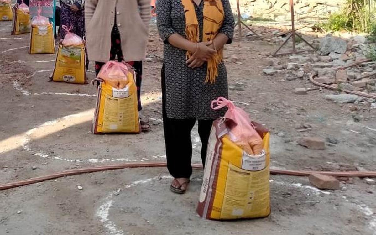 दृष्टिविहीन र अपाङ्गता भएका परिवारलाई खाद्य सामग्री सहयोग