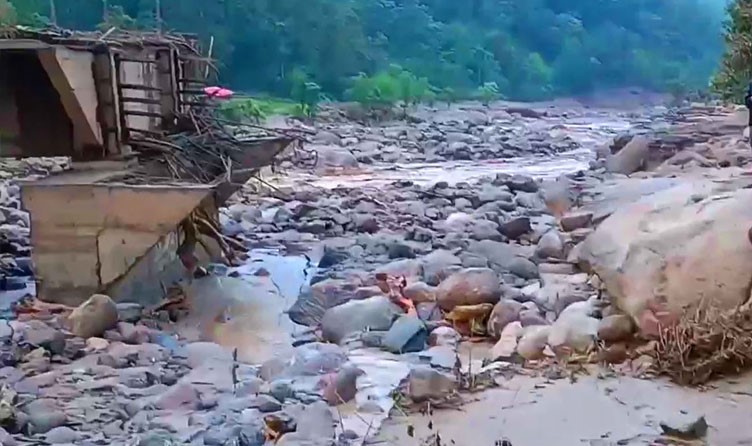 सङ्खुवासभामा बाढीले बगाउँदा एक जनाको मृत्यु १७ जना सम्पर्क विहीन