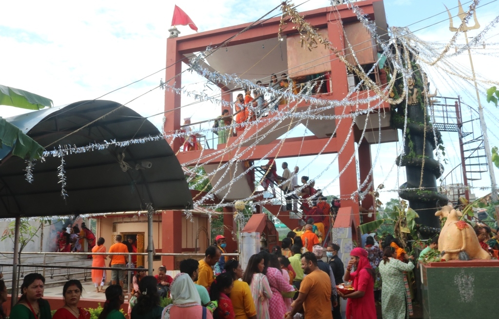 साउने सोमबारका अवसरमा शिवालयमा भक्तजनको भीड
