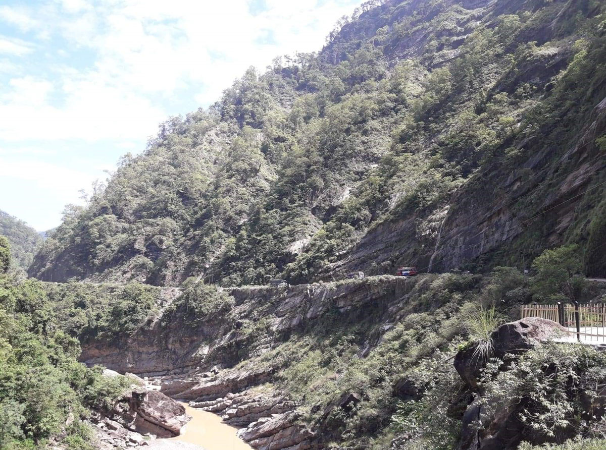 सिद्धबाबा क्षेत्रमा पहिरो पन्छाएपछि राजमार्ग सुचारु