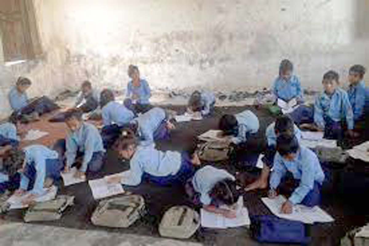 भुइँमा बसेर पढ्न बाध्य विद्यार्थी