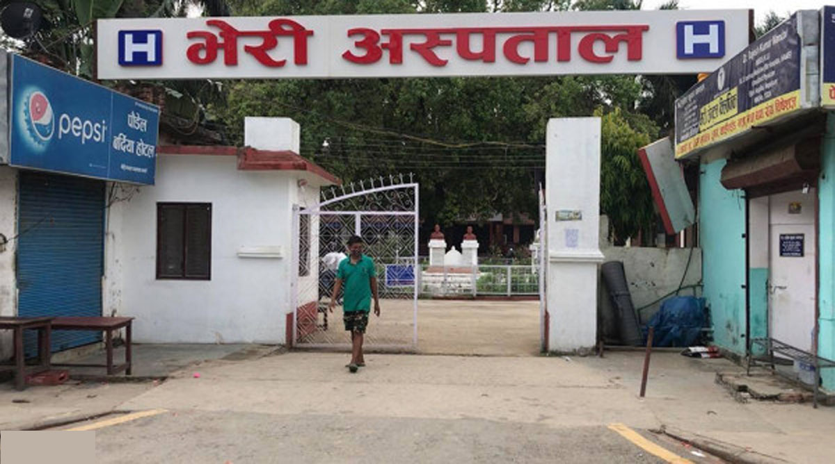 आक्रमणमा परेका भेरी अस्पतालका स्वास्थ्यकर्मी भन्छन्, ‘झ्यालबाट हाम फालेर ज्यान जोगायौं’ 