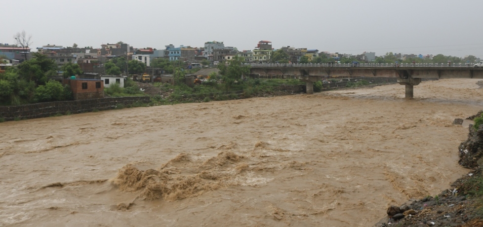 वर्षाका कारण बुटवलको तिनाउ नदीमा बाढी