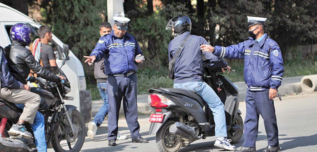 ट्राफिक नियम उल्लङ्घन गर्ने सवारी साधन कारवाहीमा