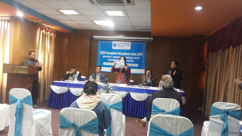 प्रतिवेदन सार्वजनिक गर्दै ट्रान्सपरेन्सीका कर्मचारी