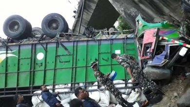 दुर्घटनाग्रस्त ट्रकमा च्यापिएका चालककाे साढे चार घन्टापछि उद्धार