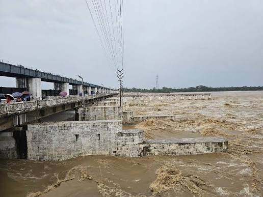 गण्डक ब्यारेजमा २ लाख ७३ हजार क्युसेक पानीको प्रवाह, खतरा सूचकनजिक
