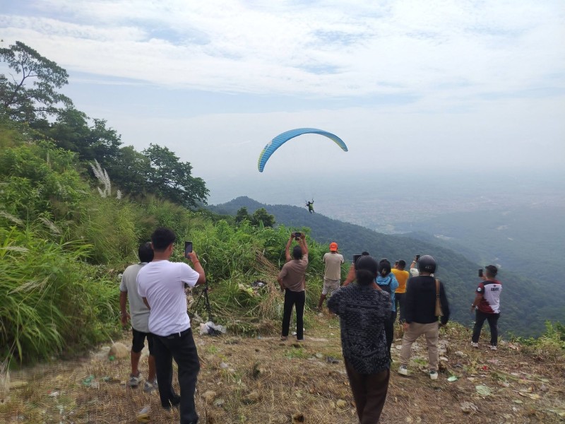 बुटवलको आकाशमा प्याराग्लाईडिङ