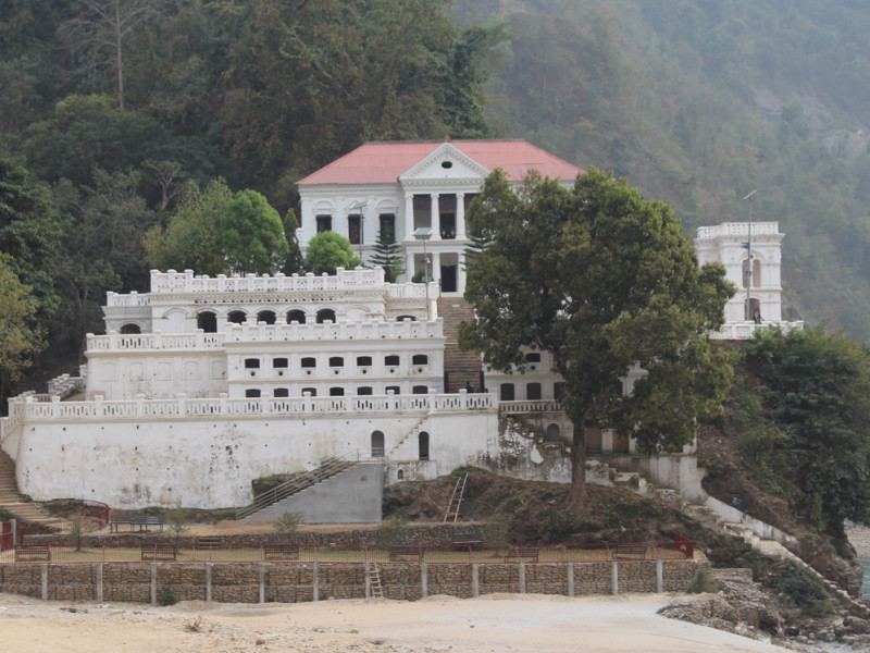 पाल्पाको रानीमहल । आन्तरिक तथा वाह्य पर्यटकले रानीमहलमा चहलपहल बढेको छ । तस्बिर : न्युज कारखाना