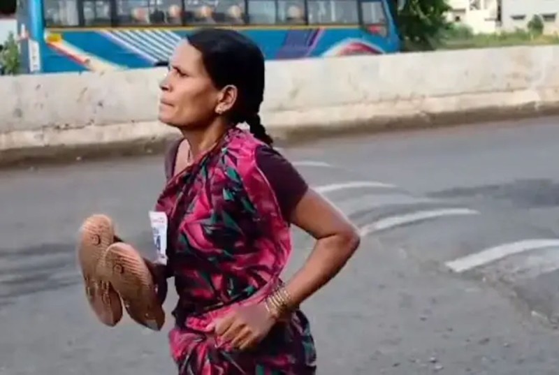 छोरी पढाउन खाली खुट्टा दौडिएकी आमा भाइरल भएपछि भारतमा शिक्षा प्रणालीबारे बहस